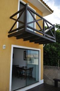 uma varanda com uma mesa e cadeiras numa casa em Casa Búzios Praia Rasa em Búzios