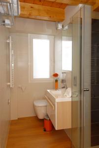 Koupelna v ubytování Hostal riMboMbin
