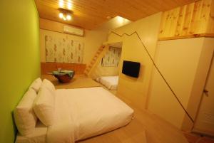 Giường trong phòng chung tại 水田衣藝術家民宿