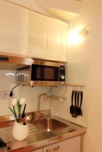 Kuchyň nebo kuchyňský kout v ubytování Hostal riMboMbin