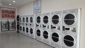 een rij wasmachines in een wasruimte bij Feel Homestay in Cameron Highlands