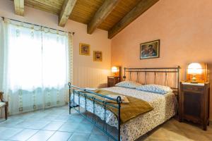 1 dormitorio con cama y ventana en Panoramic Apartment Sigillo, en Sigillo