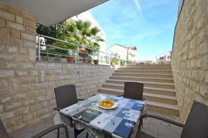 einen Tisch und Stühle auf einer Terrasse mit Treppen in der Unterkunft Apartments Mara in Vodice