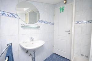 Koupelna v ubytování Apartments Mara