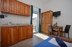 Kuchyň nebo kuchyňský kout v ubytování Apartments Mara