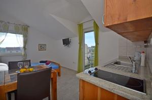 Kuchyň nebo kuchyňský kout v ubytování Apartments Mara