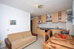 Kuchyň nebo kuchyňský kout v ubytování Apartments Mara