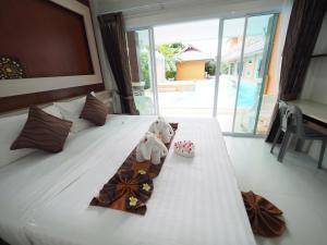 Postel nebo postele na pokoji v ubytování Lanta Fevrier Resort