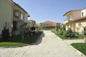 a cobblestone street in a village with houses at Afyon Dundar Thermal Villa in Afyon