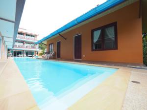 Bazén v ubytování Lanta Fevrier Resort nebo v jeho okolí