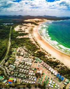 una vista aérea de la playa y del océano en Ingenia Holidays One Mile Beach, en One Mile