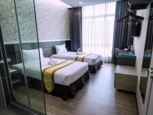 Postel nebo postele na pokoji v ubytování Indra Hotel Ipoh