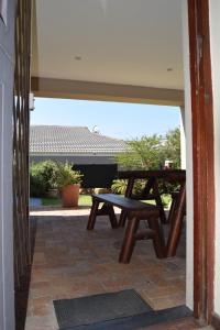een picknicktafel en een bank op een patio bij Hoog 109 High accommodation in Mosselbaai