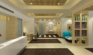 阿尔瓦尔Lemon Tree Hotel Alwar的走廊上设有蓝色椅子的等候室