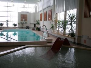 a large swimming pool in a building with a swimming pool at Kullasmarina Holiday Villas in Padasjoki