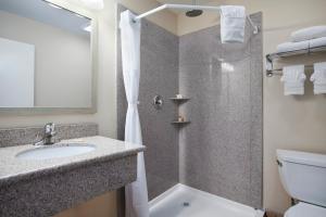 Un baño de Days Inn by Wyndham Santa Maria