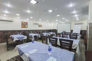 ห้องอาหารหรือที่รับประทานอาหารของ Hotel Kingston Park near Ganga Ram Hospital