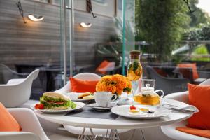 uma mesa com dois pratos de comida e bebidas em Hotel Grafit em Sochi