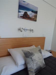 Giường trong phòng chung tại Andorra Motel