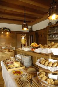 - une cuisine avec un buffet composé de pain et d'autres aliments dans l'établissement Alpenperle, à Ramsau am Dachstein