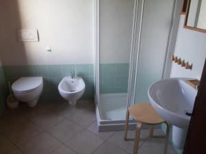 a bathroom with a toilet and a sink and a shower at Agriturismo Cà Vendramin in Ca Vendramin