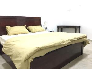 En eller flere senge i et værelse på Beyout Guest Houses