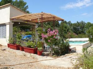 Bazén v ubytování Les Karakis, piscine au sel, jardin 5000m2 nebo v jeho okolí