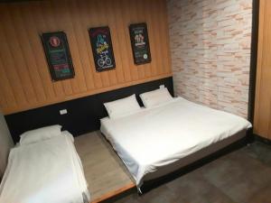 Katil atau katil-katil dalam bilik di 羅東夜市 工業Loft旅宿