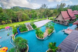 Bazén v ubytování Maikhao Palm Beach Resort - SHA Plus nebo v jeho okolí
