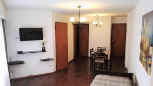 sala de estar con TV y comedor en Céntrico, Confortable y Cómodo en Córdoba