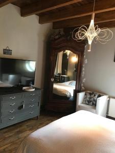 Ένα ή περισσότερα κρεβάτια σε δωμάτιο στο Logis Hôtel DOMAINE du MOULIN +73 φωτογραφίες