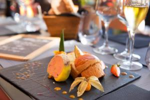 un plato de comida en una mesa con copas de vino en Hostellerie du Cigalou - Teritoria en Bormes-les-Mimosas
