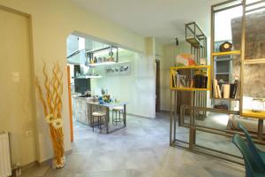 アテネにある82 m2 Loft Urban Apartment Gazi - Votanikosのリビングルーム(テーブル、デスク付)