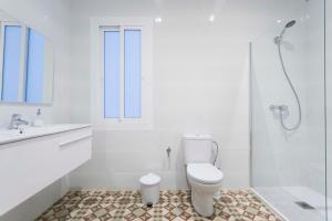 une salle de bains avec toilettes, lavabo et douche dans l'établissement Total Valencia Vintage, à Valence 65 autres photos