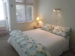 a bedroom with a bed and a window at B and B on Hay Street by the Sea in Wellington