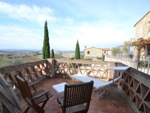 Balkón alebo terasa v ubytovaní Apartment in Asciano with Panoramic Views