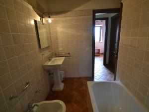 Kúpeľňa v ubytovaní Apartment in Asciano with Panoramic Views