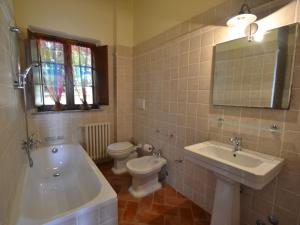 Kúpeľňa v ubytovaní Apartment in Asciano with Panoramic Views