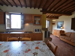 Kuchyňa alebo kuchynka v ubytovaní Apartment in Asciano with Panoramic Views
