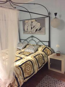 een slaapkamer met een bed met een zwart-gouden dekbed bij la morra in Viterbo