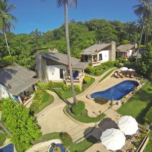 - une vue aérienne sur une maison avec une piscine dans l'établissement Khanom Hill Resort, à Khanom