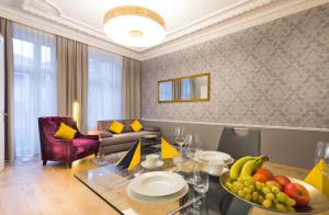 uma sala de estar com uma mesa com uma taça de fruta em Abieshomes Serviced Apartments - Votivpark em Viena