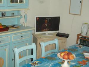 サン・テオドーロにあるCasa Tavolaraのキッチン(テレビ付きのテーブル、フルーツボウル付)