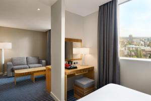 Rúm í herbergi á Ramada Hotel & Suites by Wyndham Coventry