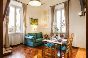 una sala da pranzo con tavolo e sedia di Ninohouse a Roma