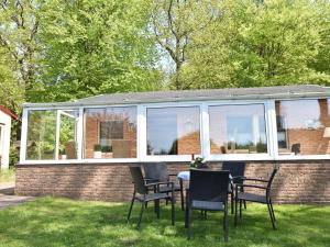 un patio con mesa y sillas en el césped en Modern Holiday Home in Graal-Muritz Germany with Garden, en Graal-Müritz