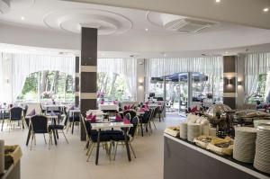 restauracja ze stołami i krzesłami oraz bufetem w obiekcie Grand Kapitan Medi Spa - POKOJE OZONOWANE w mieście Ustronie Morskie