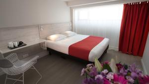 A bed or beds in a room at Hôtel La Fabrique