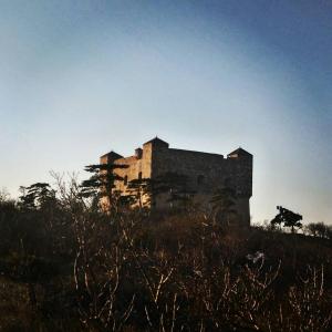 un vecchio edificio in cima a una collina di Taris a Senj