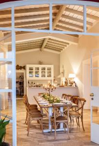 une cuisine et une salle à manger avec une table et des chaises dans l'établissement Quinta da Chaminé, à Ferreira do Alentejo